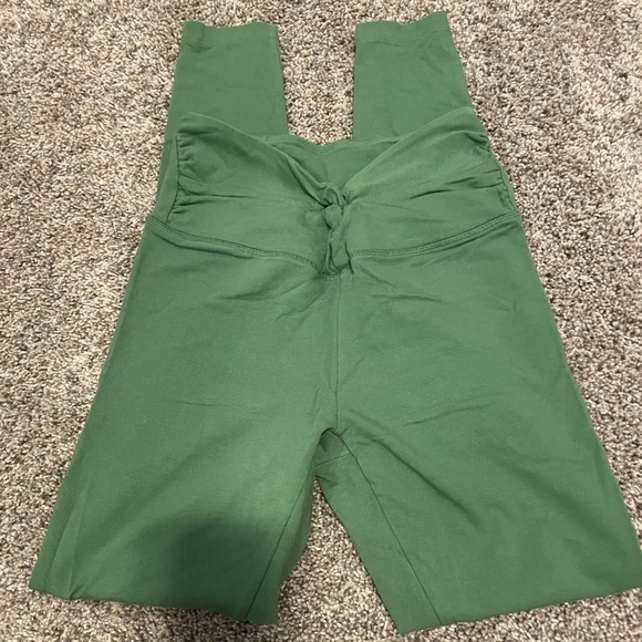 Victoria’s Secret pink leggings with twist in the front size small - Picture 1 of 3